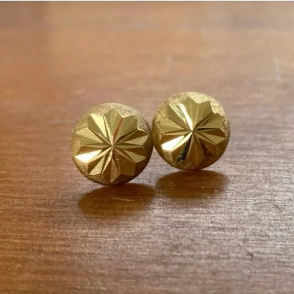 14k yellow gold stud earrings - Picture 4 of 6